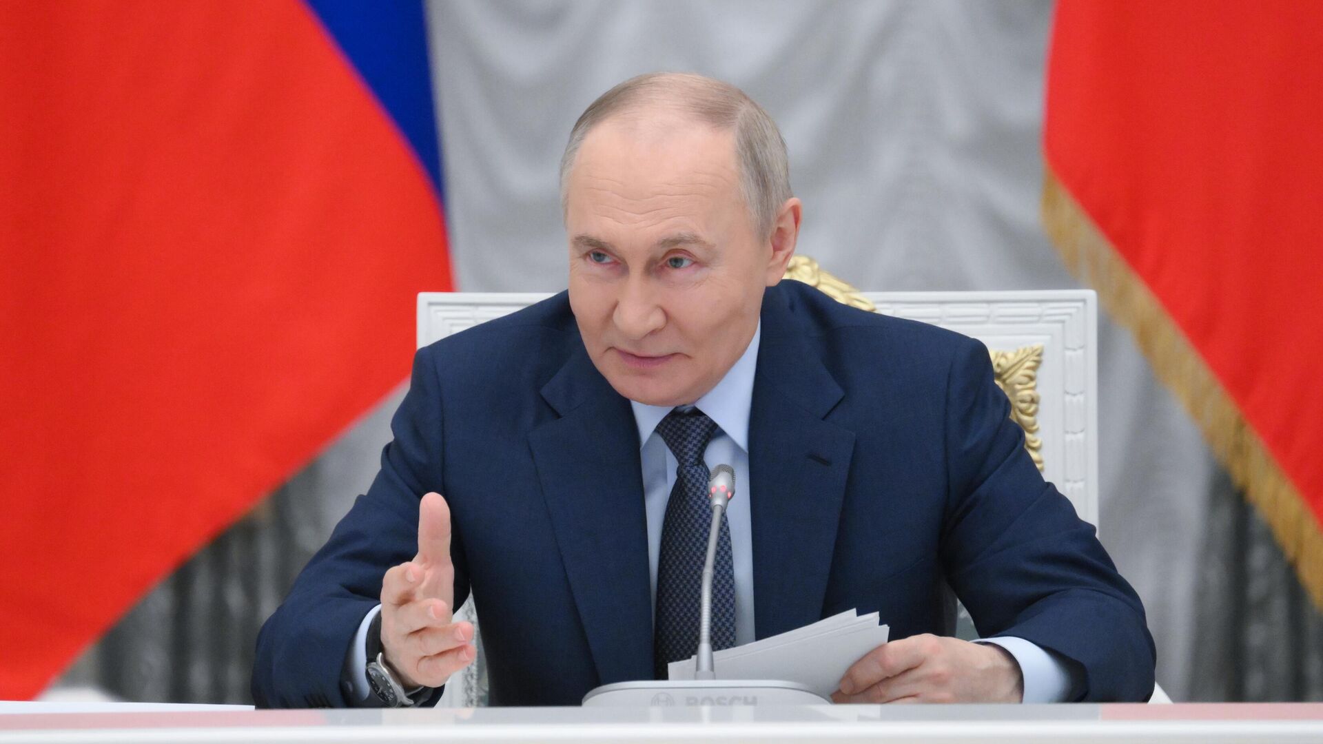 Путин поручил представить предложения по бронированным авто для волонтеров